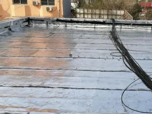 安阳卫生间漏水维修公司分享下安阳屋面楼顶防水刚性防水层施工要点。
